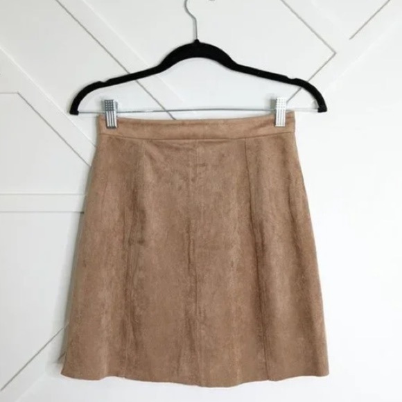 Wilfred Free NWT 00 Suede Mini Skirt Tan Fall Buttons Skirts Bottoms Aritzia XXS - Picture 2 of 10